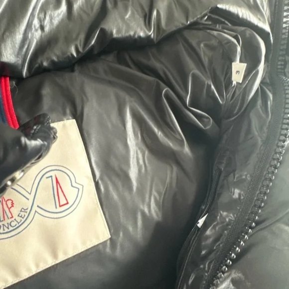 Moncler Maya 70 Jacket in Black – Down Jacket - Picture 4 of 5
